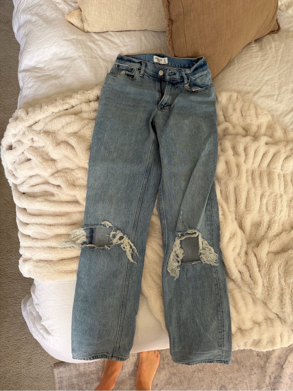 Abercrombie 90s straight distressed jeans ( LONG LENGTH)